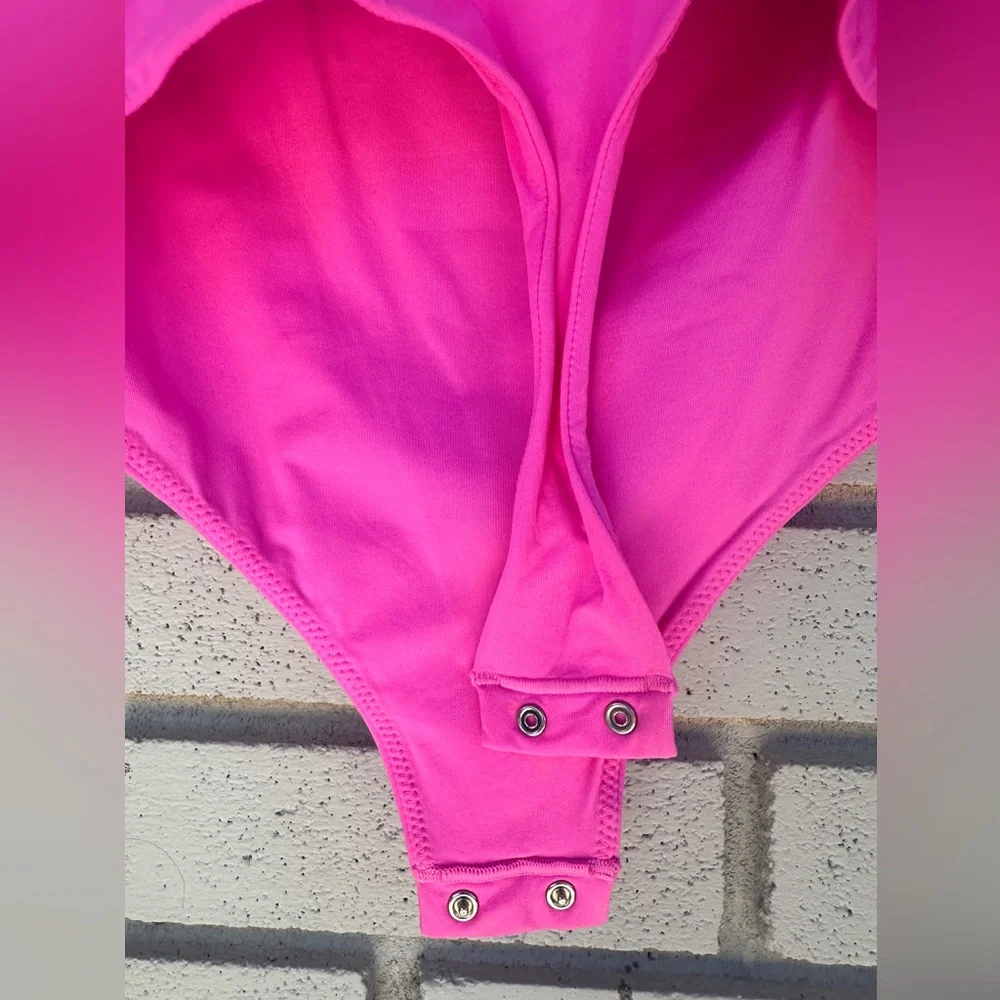 SKIMS Fits Everybody low back, long sleeve, neon orchid pink bodysuit - Picture 5 of 6